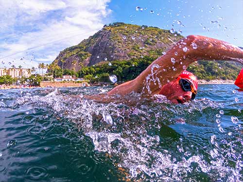 Atleta bem preparado nadando no mar