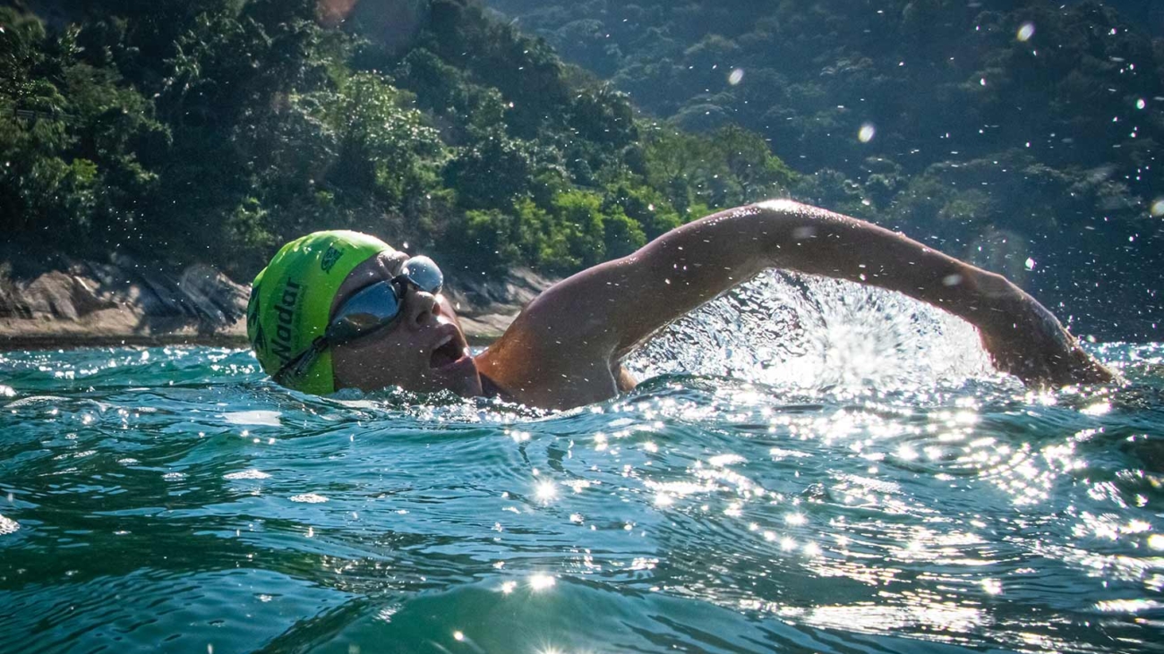 Atleta nadando no mar no Rio de Janeiro