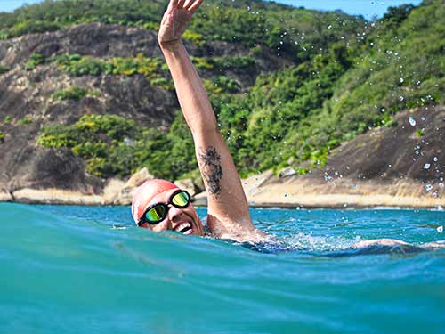 Mulher se divertindo nadando no mar