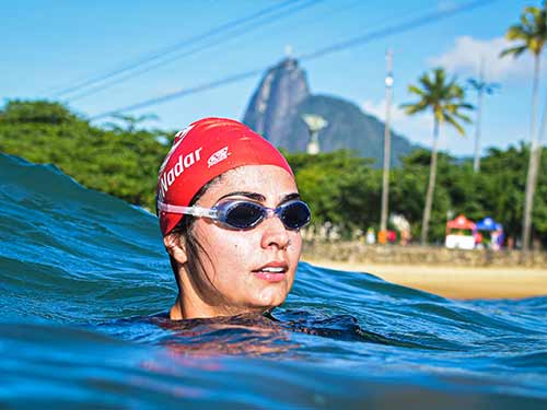 Nadadora se localizando no mar